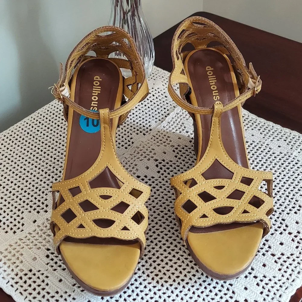 DOLLHOUSE LASER CUT PEEP TOE STUDDED WEDGES (10M)